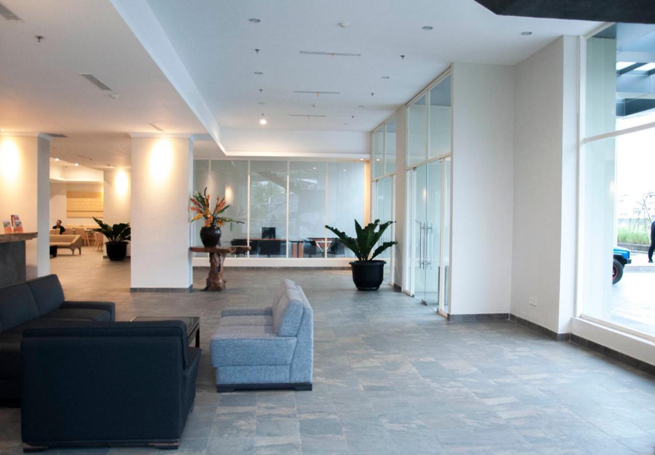 Skyland City Hotel Jatinangor Cilimus Екстер'єр фото